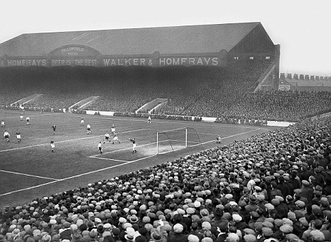 Man City play Portsmouth at Maine Road in January 1936